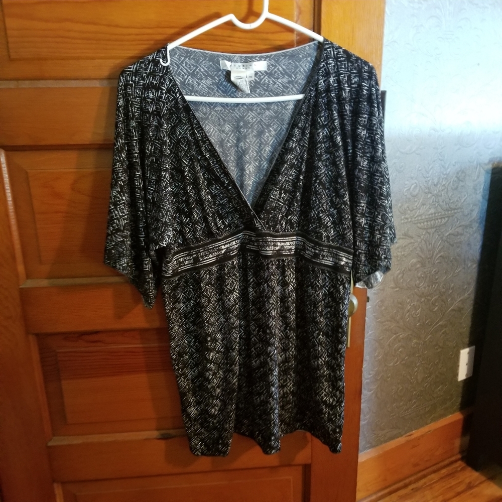 Studio M.  Black/white print top.  Size 1X